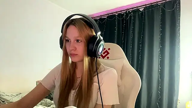 axin burnell online show from April 18, 7:07 pm