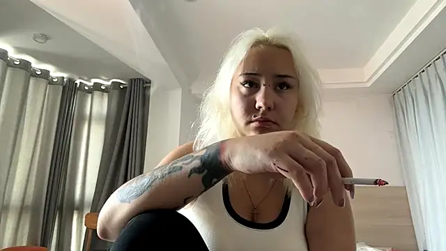 Snapshot of LuxureMia chatting on February 2, 5:06 am LuxureMia online show from February 2, 5:06 am