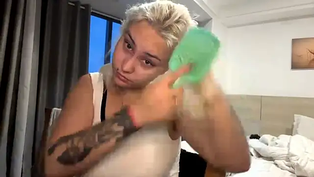 Snapshot of LuxureMia chatting on February 12, 11:05 am LuxureMia online show from February 12, 11:05 am