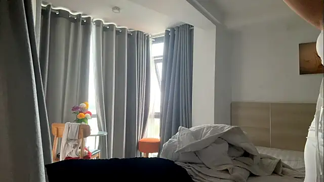 Snapshot of LuxureMia chatting on February 13, 8:32 am LuxureMia online show from February 13, 8:32 am