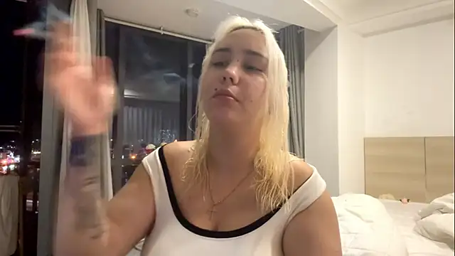 Snapshot of LuxureMia chatting on February 16, 3:08 pm LuxureMia online show from February 16, 3:08 pm