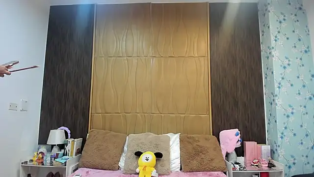 AlisHoward online show from April 21, 3:28 pm