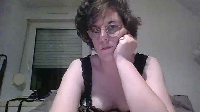 OIseauNoir88 online show from April 18, 8:09 pm