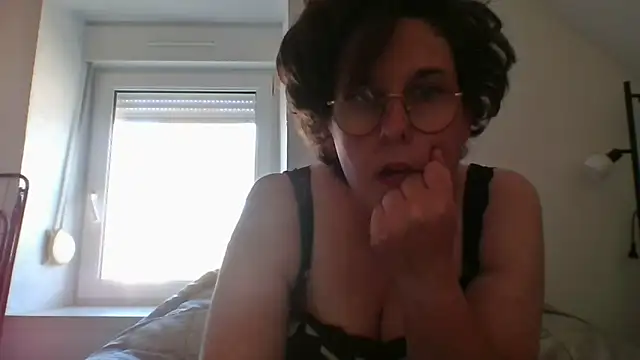 OIseauNoir88 online show from April 19, 2:49 pm