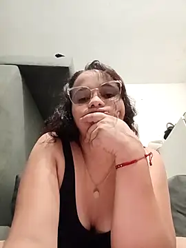 yeselu online show from February 12, 8:15 pm