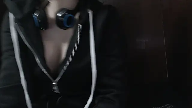 Snapshot of r_i_o__r_i_o chatting on March 29, 10:48 am r i o r i o online show from March 29, 10:48 am