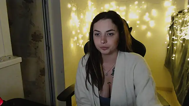 JuliaGraceOF online show from March 21, 11:30 pm