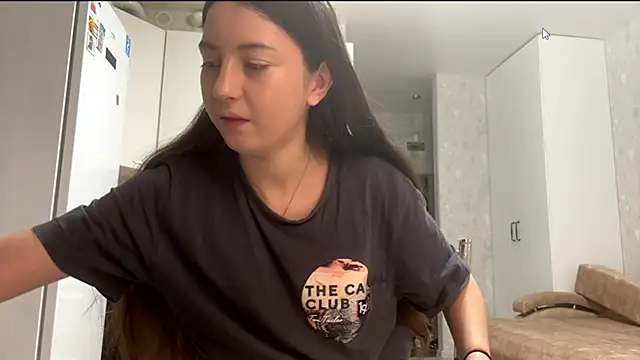 Snapshot of ZyntraLoom chatting on February 1, 12:59 pm ZyntraLoom online show from February 1, 12:59 pm