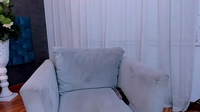 LunnaMoretti online show from April 18, 1:59 pm