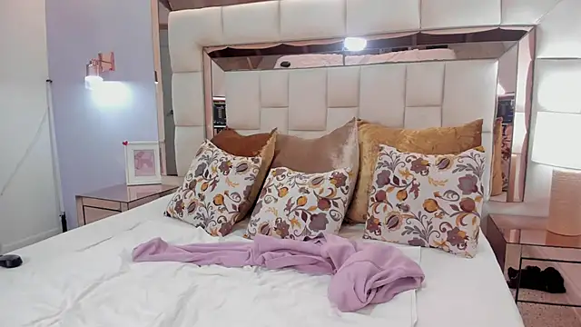 ravenblood1 online show from March 5, 5:14 am