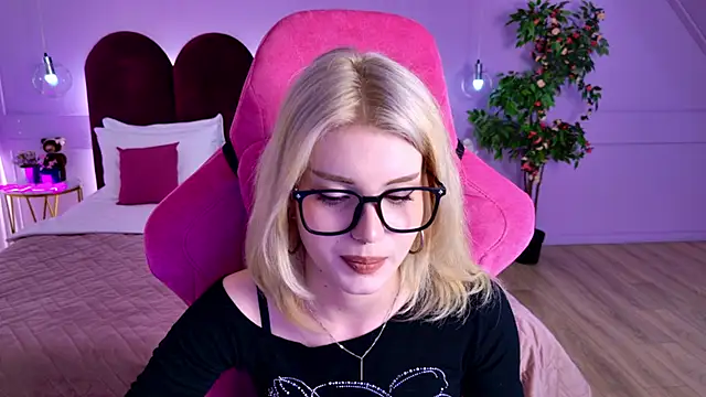 ScarletBlackwood online show from April 29, 5:00 am