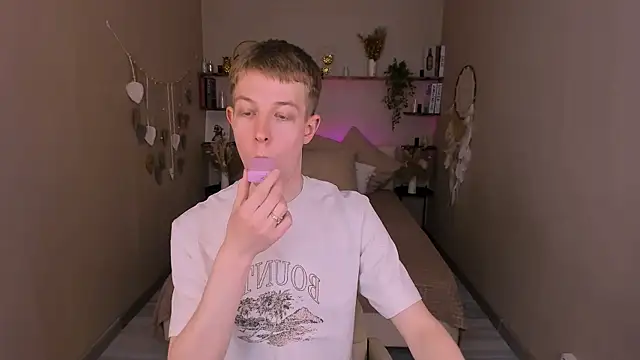 Snapshot of Dylan_Norton chatting on May 29, 9:13 pm Dylan Norton online show from May 29, 9:13 pm