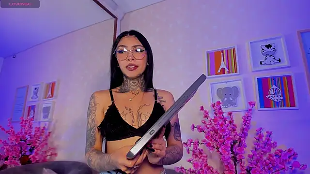 Ashley Blum  online show from April 19, 12:04 pm