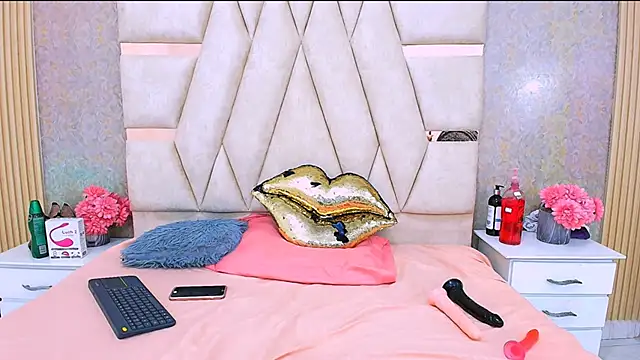 LunaMonroe1 online show from March 4, 8:59 pm