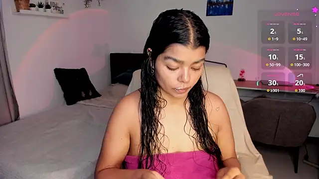 Snapshot of moonhelen chatting on August 1, 10:30 pm moonhelen online show from August 1, 10:30 pm