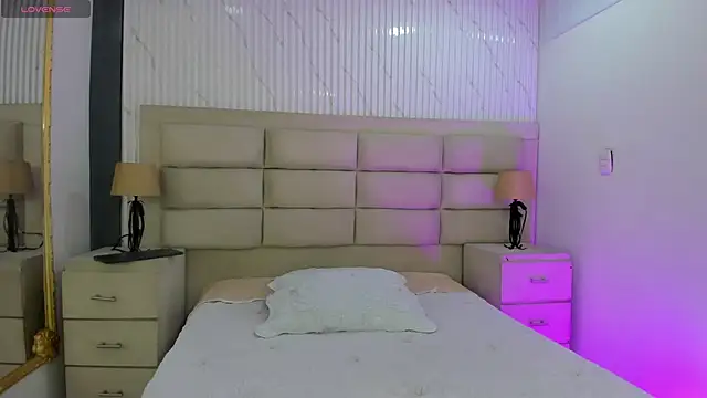 CarolineFyre online show from April 2, 12:36 pm