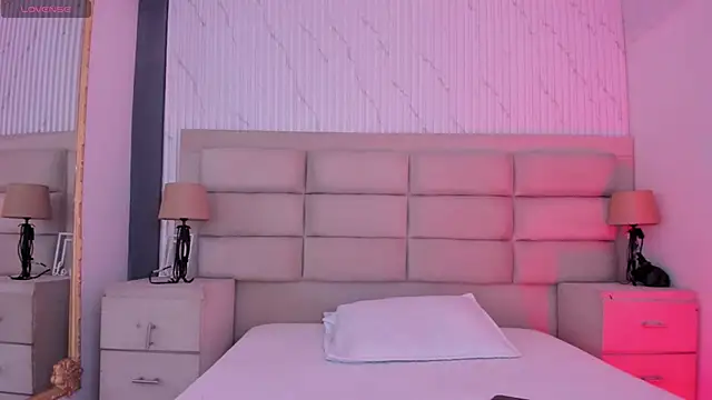 CarolineFyre online show from April 20, 12:30 pm