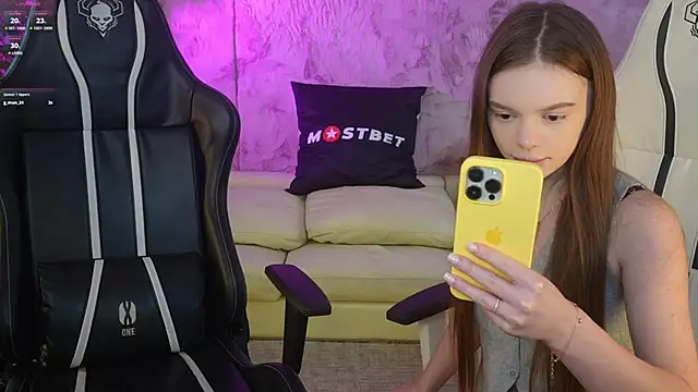 Snapshot of Zlata_Sky chatting on December 24, 7:44 pm Zlata Sky online show from December 24, 7:44 pm