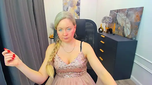 Snapshot of CharlotteKerti chatting on April 9, 11:59 am CharlotteKerti online show from April 9, 11:59 am