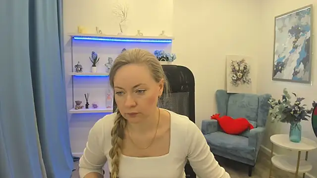 Snapshot of CharlotteKerti chatting on April 14, 11:27 am CharlotteKerti online show from April 14, 11:27 am