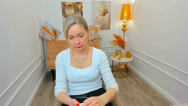 Snapshot of CharlotteKerti chatting on April 17, 11:35 am CharlotteKerti online show from April 17, 11:35 am
