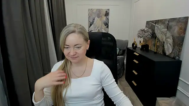 Snapshot of CharlotteKerti chatting on April 21, 11:38 am CharlotteKerti online show from April 21, 11:38 am