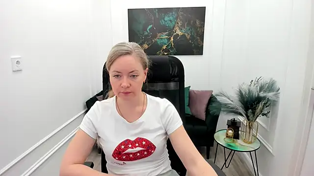 Snapshot of CharlotteKerti chatting on May 16, 11:42 am CharlotteKerti online show from May 16, 11:42 am