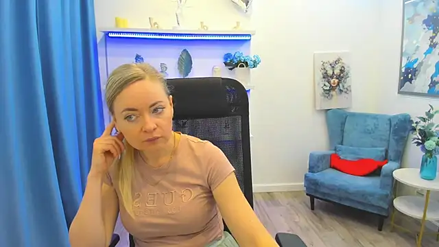 Snapshot of CharlotteKerti chatting on May 17, 11:39 am CharlotteKerti online show from May 17, 11:39 am