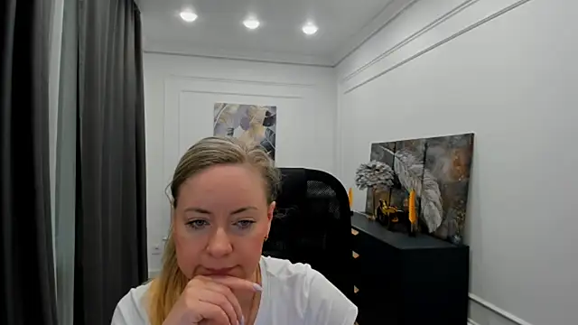 Snapshot of CharlotteKerti chatting on May 18, 11:49 am CharlotteKerti online show from May 18, 11:49 am