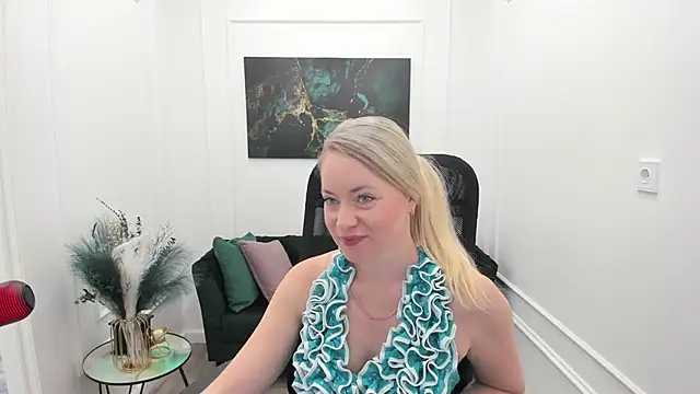 Snapshot of CharlotteKerti chatting on May 23, 11:47 am CharlotteKerti online show from May 23, 11:47 am