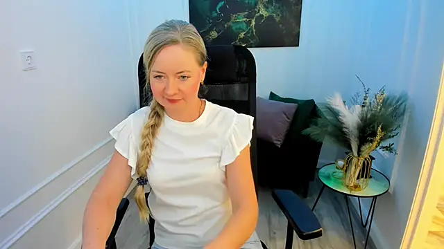 Snapshot of CharlotteKerti chatting on May 25, 5:41 pm CharlotteKerti online show from May 25, 5:41 pm