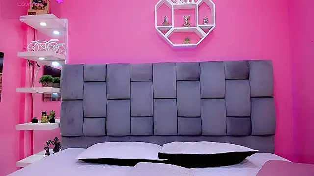 ManuelaJohnson online show from April 19, 12:37 pm