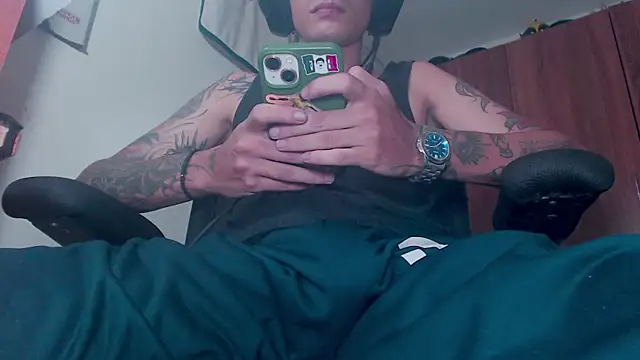 Snapshot of theskateboy chatting on June 17, 5:43 am theskateboy online show from June 17, 5:43 am