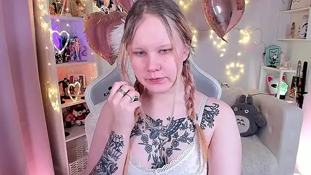 AnnieVibe online show from February 5, 5:39 pm