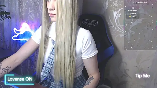 Snapshot of Shiny_Victoria chatting on June 14, 8:16 am Shiny Victoria online show from June 14, 8:16 am