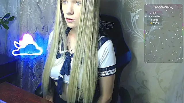 Snapshot of Shiny_Victoria chatting on July 17, 9:05 am Shiny Victoria online show from July 17, 9:05 am