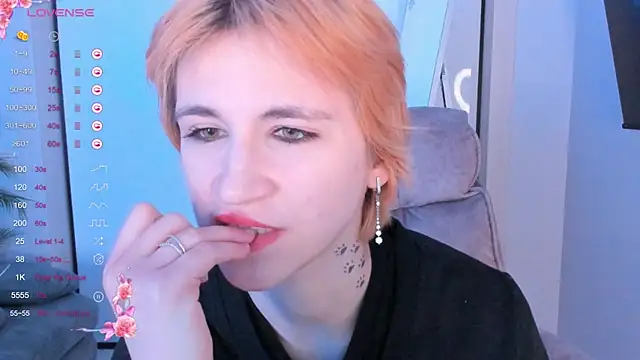 AutumnWhisper online show from April 22, 3:57 pm