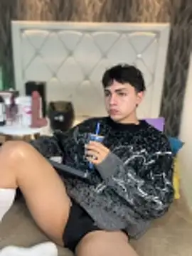 Samu Hott online show from April 7, 8:20 pm