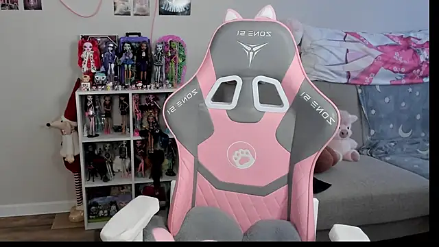 MollysLand online show from March 26, 9:04 am