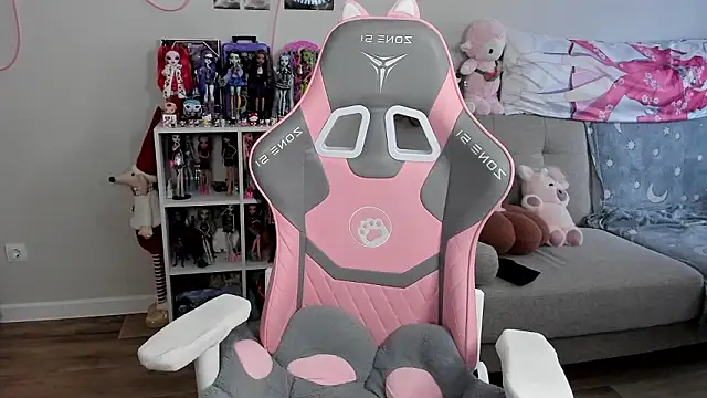 MollysLand online show from March 27, 10:48 am