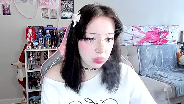 MollysLand online show from April 17, 9:56 am