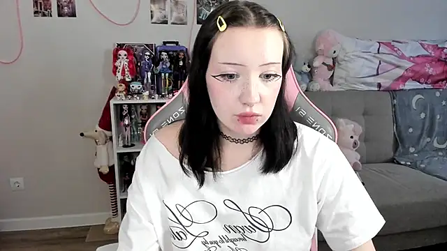 MollysLand online show from April 23, 12:29 pm