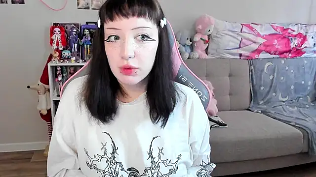 MollysLand online show from April 27, 8:34 am