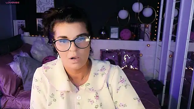 RikaCoutts online show from February 12, 8:59 pm