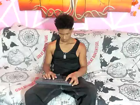 Snapshot of Yoel_hot2004 chatting on February 5, 5:28 pm Yoel hot2004 online show from February 5, 5:28 pm