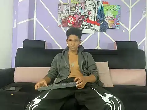 Snapshot of Yoel_hot2004 chatting on April 5, 7:44 pm Yoel hot2004 online show from April 5, 7:44 pm