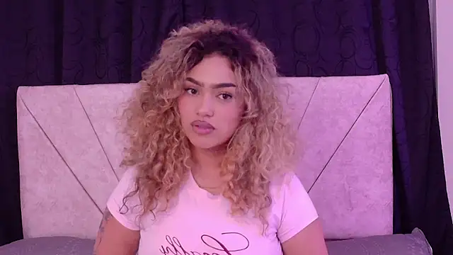 Snapshot of Maddy_Beluci chatting on May 13, 11:33 pm Maddy Beluci online show from May 13, 11:33 pm