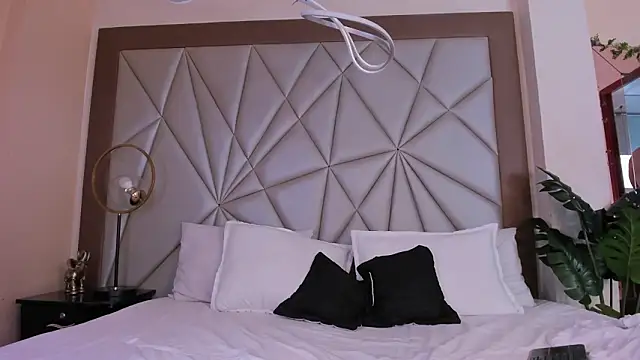 valenssio moretti online show from March 4, 8:04 pm