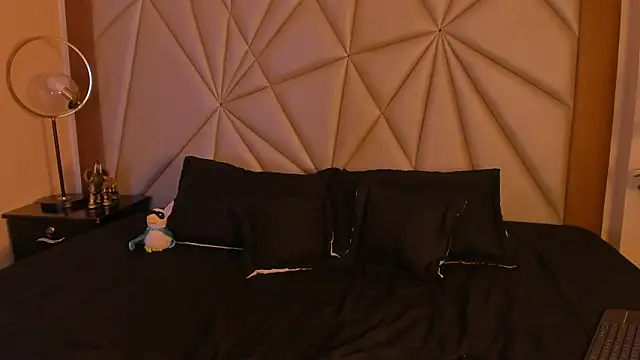 valenssio moretti online show from March 25, 3:34 am