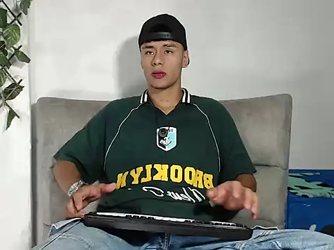Snapshot of cooper_shiro chatting on July 25, 3:26 am cooper shiro online show from July 25, 3:26 am